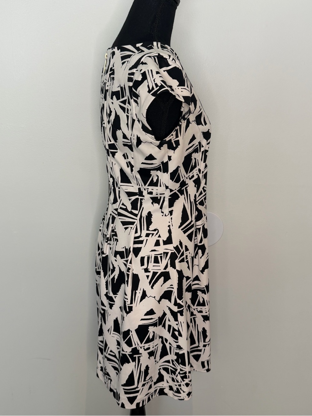 Michael Kors Classic Black & White Abstract Fit-and-Flare Dress - Size 6 - Picture 3 of 8